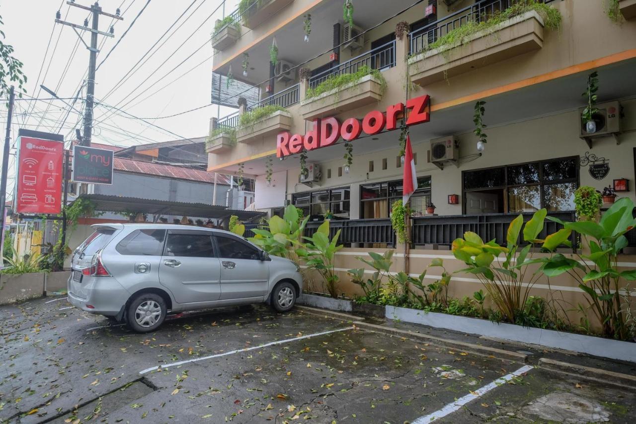 Reddoorz @ Jalan Pramuka Manado Hotel Exterior photo