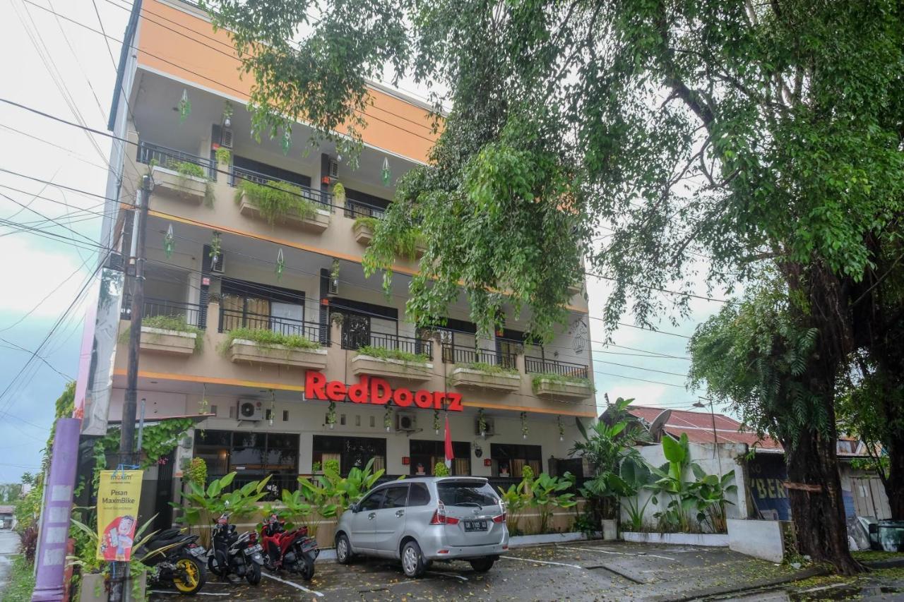 Reddoorz @ Jalan Pramuka Manado Hotel Exterior photo